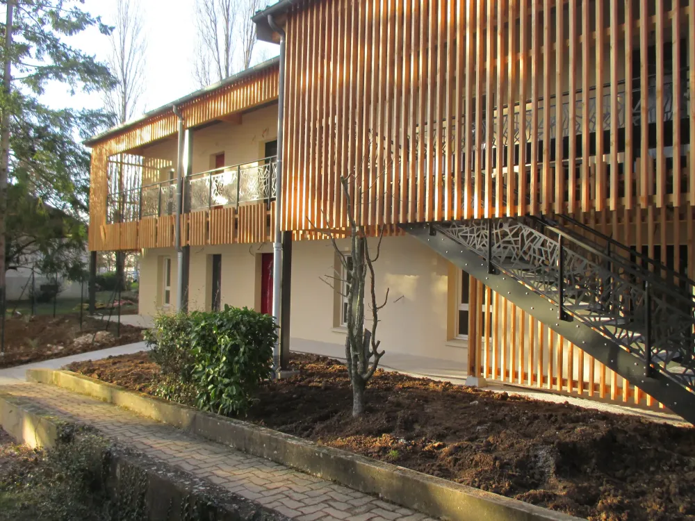 Auberge facade ensoleillée
