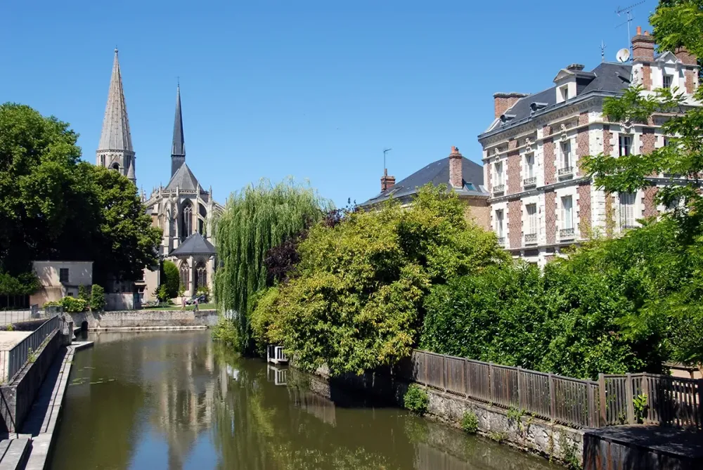 Centre ville de Vendôme par une belle journée de printemps, à 2 pas de l'Auberge de Jeunesse