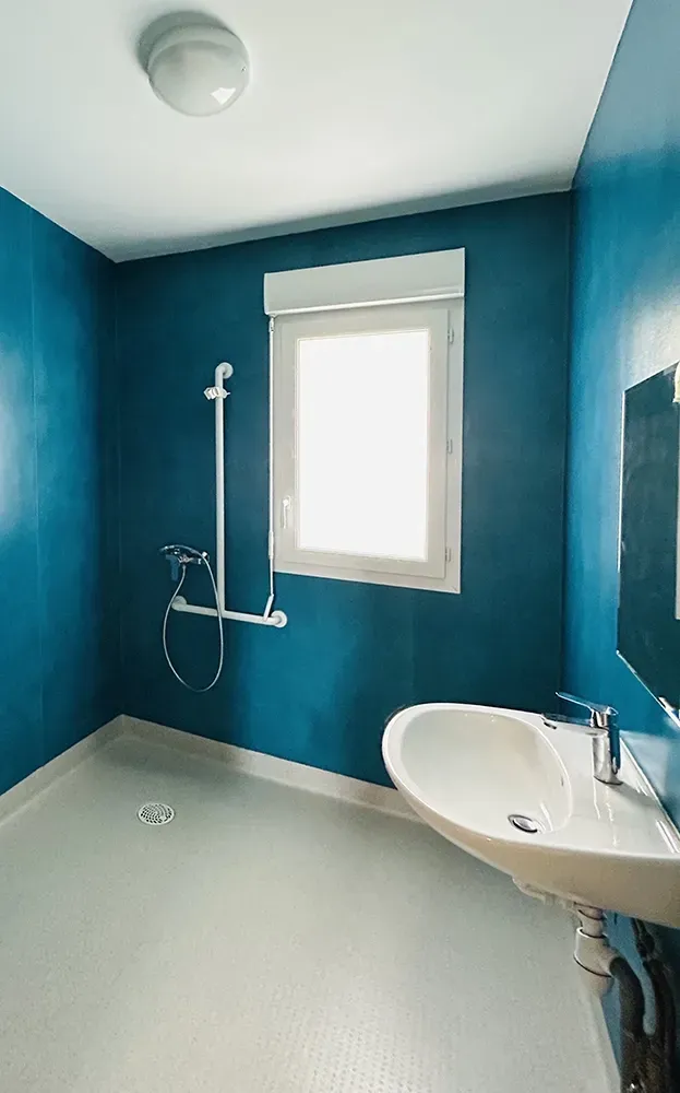 vue-salle-de-bain-auberge-de-jeunesse