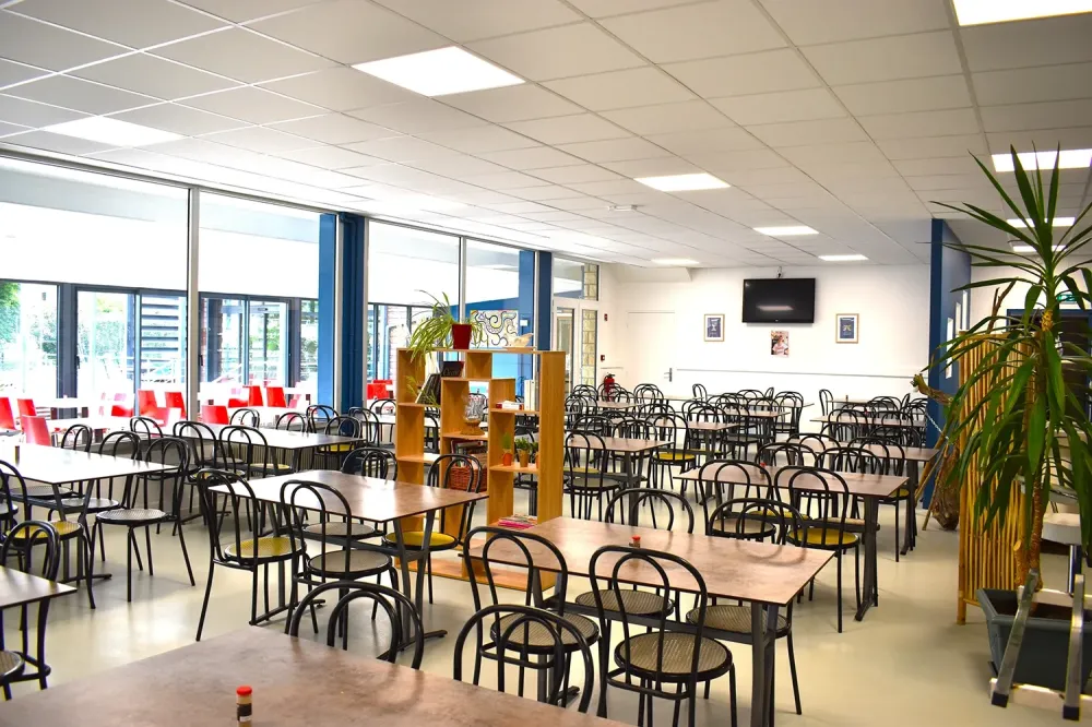 Salle du restaurant associatif Ô Restô à Vendôme