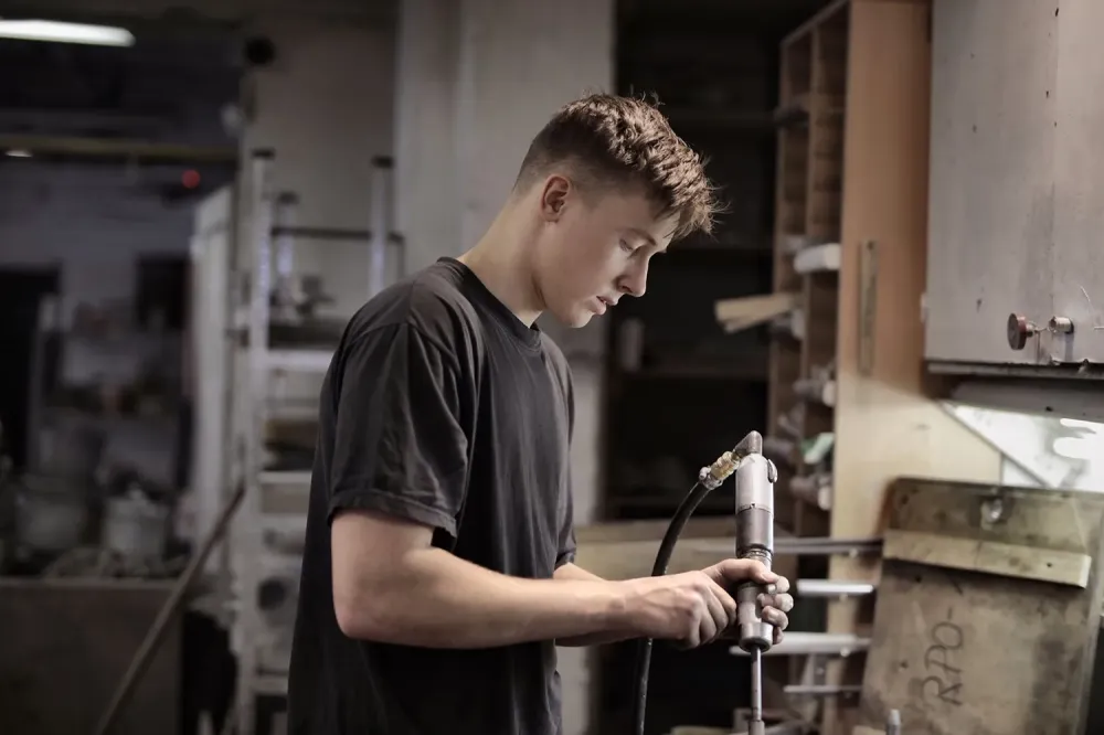 jeune-apprenti-au-travail-à-vendome.webp