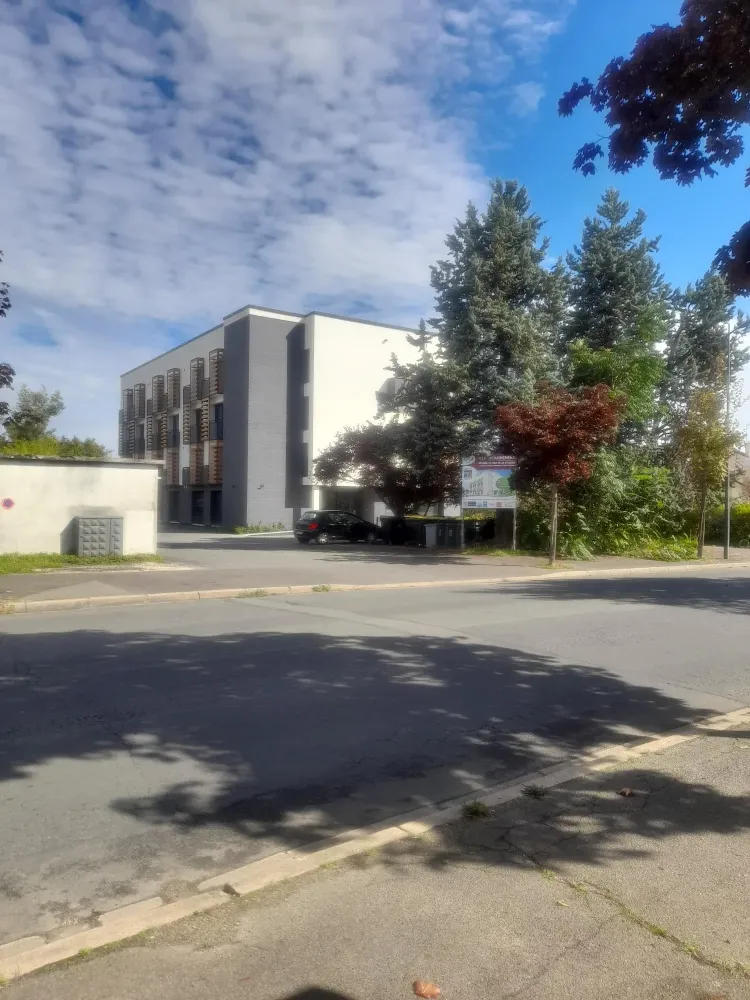 Vue extérieure de la résidence depuis le parking