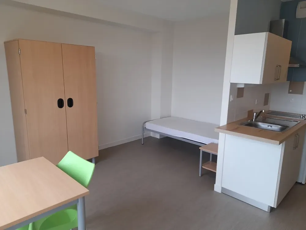 Exemple de studio avec sa kitchenette, son lit, son armoire, sa table et sa chaise