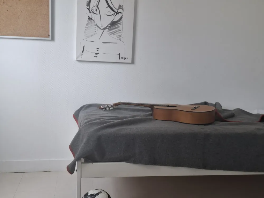 L’œuvre au mur est signée Vegouz ( https://www.instagram.com/vegouz.art/ )