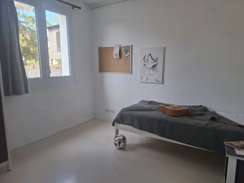 L’œuvre au mur est signée Vegouz ( https://www.instagram.com/vegouz.art/ )