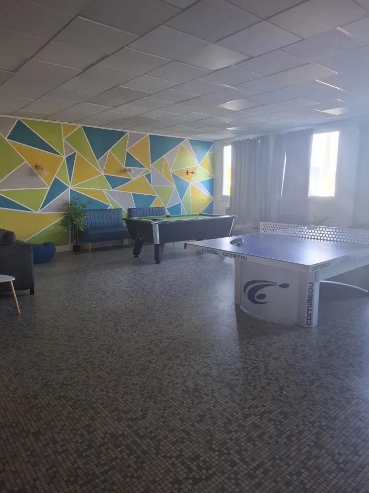 Salle commune pour les jeunes